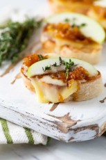 Cheesy-Crostini-Recipe-with-Caramelized-Onions-Apples-and-Thyme-2-of-2.jpg