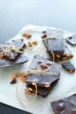 DIY-Dark-Chocolate-Bars-with-Almonds-vegan-glutenfree-naturallysweetened-chocolate-recipe-dessert-minimalistbaker.jpg