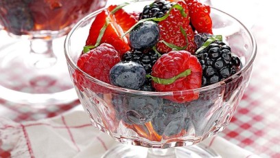 Special-Summer-Berry-Medley_exps36723_CX1995537B04_08_4bC_RMS-1.jpg
