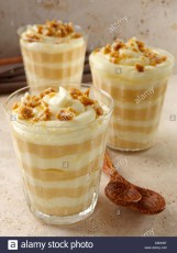 brittle-topped-vanilla-butterscotch-pudding-parfaits-D8DN9T.jpg