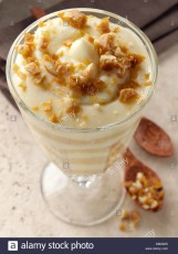 brittle-topped-vanilla-butterscotch-pudding-parfaits-D8DND5.jpg