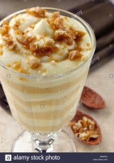 brittle-topped-vanilla-butterscotch-pudding-parfaits-D8DNE1.jpg