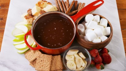 delish-chocolate-fondue-still001-1545405557.jpg