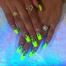 List : 19 Neon Nail Designs