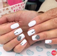 21 Short White Nails That Go With Any Outfit