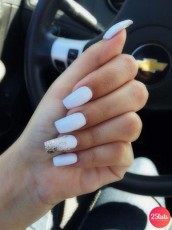 21 Short White Nails That Go With Any Outfit