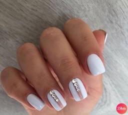 List : 21 Short White Nails That Go With Any Outfit