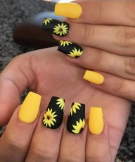 List : 20 Sunflower Nails That Will Make Everyone Jealous