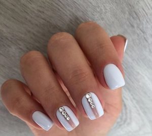 List : 21 Short White Nails That Go With Any Outfit