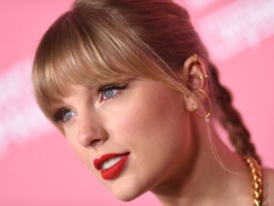 Taylor Swift, spring woman, with her natural honey blonde that makes her luminous and hyper-sophisticated