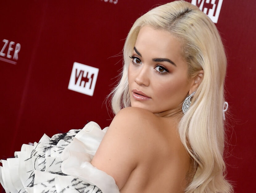 Rita Ora belongs to the deep winter chromatic season and makes herself magnetic and sexy with a blond